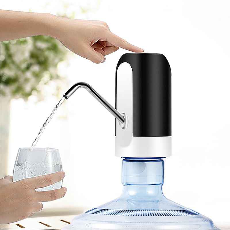 A Bomba de Água Elétrica em funcionamento, encaixada em um galão de 20 litros, demonstrando sua praticidade e eficiência. Veja como ela facilita o abastecimento de água com um simples toque, tornando seu dia a dia mais conveniente e refrescante!