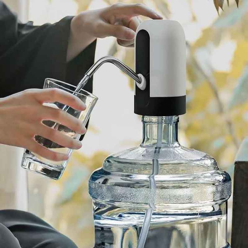 A Bomba de Água Elétrica em funcionamento, encaixada em um galão de 20 litros, demonstrando sua praticidade e eficiência. Veja como ela facilita o abastecimento de água com um simples toque, tornando seu dia a dia mais conveniente e refrescante!