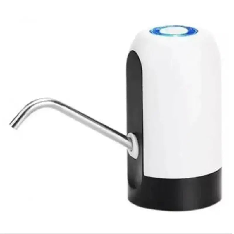 A Bomba de Água Elétrica em funcionamento, encaixada em um galão de 20 litros, demonstrando sua praticidade e eficiência. Veja como ela facilita o abastecimento de água com um simples toque, tornando seu dia a dia mais conveniente e refrescante!
